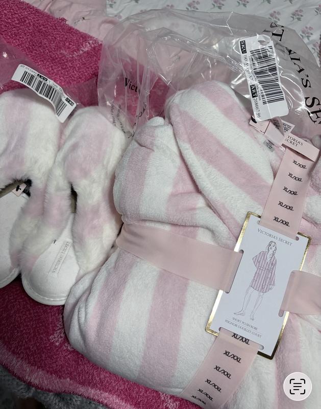 ★Victoria's Secret★ クローズドトゥ フェイクファー スリッパ クローズトウ フェイクファー スリッパ、を購入する - Slippers
