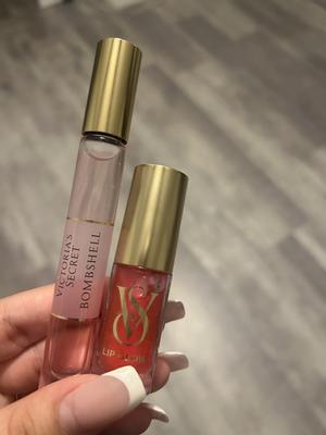 evelyn's photo of the New Look, Same Formula! Lip Glow Sheer Lip Oil. Photo 1 of 3. Bild-Bewertung geteilt von Evelyn