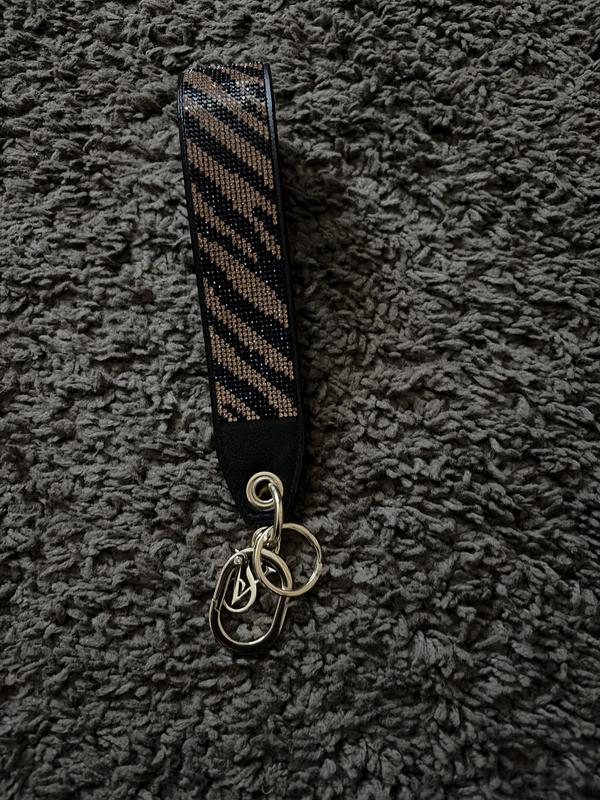 チャーム Chakra Shimmer Wristlet Strapの通販 | SMARTEDUCATIONAL