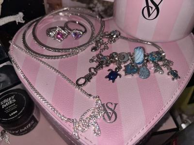 ★Victoria's Secret★ クローズドトゥ フェイクファー スリッパ クローズトウ フェイクファー スリッパ, ブラックを購入する