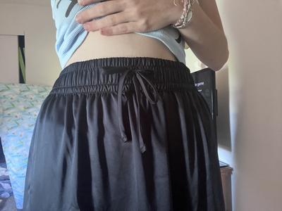 Niki's photo of the Satin Tiered Maxi Skirt. Photo 2 of 3. Bild-Bewertung geteilt von Niki