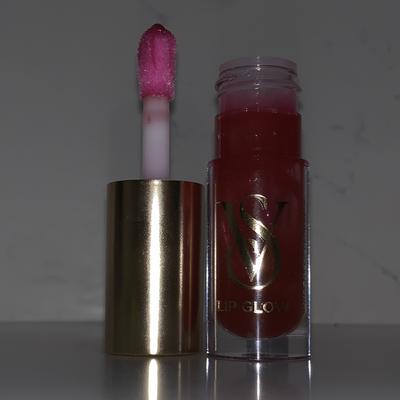 JFitzgerald 's photo of the New Look, Same Formula! Lip Glow Sheer Lip Oil. Photo 3 of 3. Bild-Bewertung geteilt von JFitzgerald