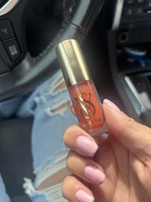 Maria's photo of the New Look, Same Formula! Lip Glow Sheer Lip Oil. Photo 2 of 2. Bild-Bewertung geteilt von Maria
