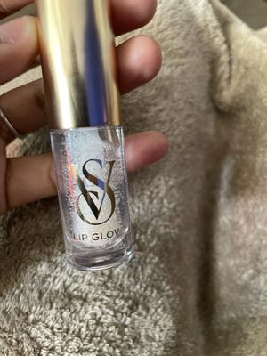 kayla22's photo of the New Look, Same Formula! Lip Glow Sheer Lip Oil. Photo 1 of 2. Bild-Bewertung geteilt von kayla22