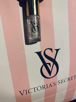 Jess's photo of the New Look, Same Formula! Lip Glow Sheer Lip Oil. Photo 2 of 3. Bild-Bewertung geteilt von JesLovesTokioHotel