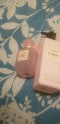 LISA's photo of the Tease Sugar Fleur Eau de Parfum - 1,70 oz. Photo 1 of 3. Bild-Bewertung geteilt von LISA