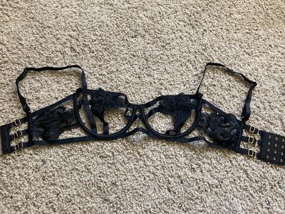 $70 VICTORIAS SECRET VERY SEXY STRAPPY EMBROIDERED OPEN CUP