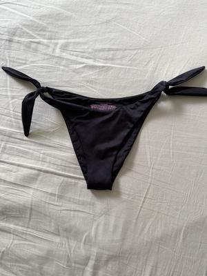 Dominika's photo of the Knotted Side-Tie Brazilian Bikini Bottom. Photo 1 of 1. Review Image shared by Dominika
