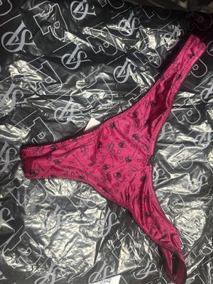 Brissa 's photo of the Smooth Micro High-Leg Thong Panty. Photo 1 of 2. Bild-Bewertung geteilt von Brissa