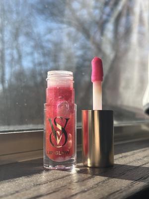 Becca08's photo of the New Look, Same Formula! Lip Glow Sheer Lip Oil. Photo 1 of 1. Bild-Bewertung geteilt von Becca08