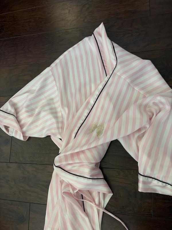 VS PINK サテンショートローブ ピンクストライプ Buy Signature Satin Short Piped Robe, Pretty Blossom Iconic