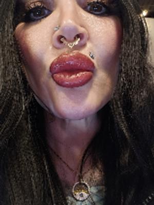 DELIA 's photo of the New Look, Same Formula! Lip Glow Sheer Lip Oil. Photo 1 of 1. Bild-Bewertung geteilt von DELIA