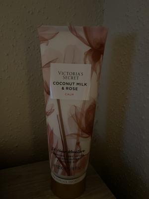 Victoria's Secret Pomegranate & Lotus 8oz Hydrating Body Lotion