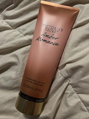 VICTORIA S SECRET BODY LOTION GLITTER HUSTLE 236ML - D'Or Mais Saúde