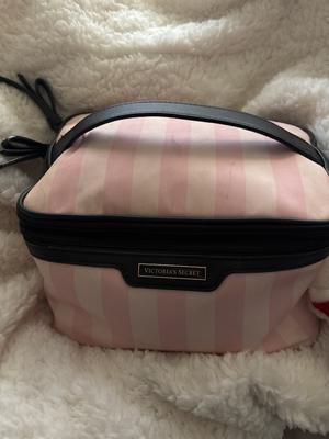 Victoria's photo of the Makeup Train Case. Photo 1 of 3. Review Image shared by Victoria