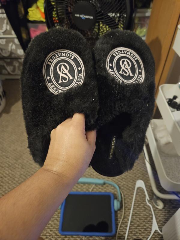 ★Victoria's Secret★ クローズドトゥ フェイクファー スリッパ クローズトウ フェイクファー スリッパ、を購入する - Slippers