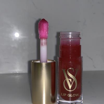 JFitzgerald 's photo of the New Look, Same Formula! Lip Glow Sheer Lip Oil. Photo 1 of 3. Bild-Bewertung geteilt von JFitzgerald