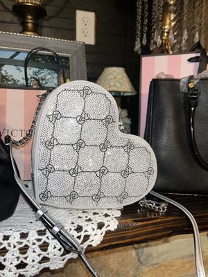☆Victoria's Secret☆ キラキラ ハート型 クロスボディ バッグ ハート クロスボディバッグ、クリームを購入する - Bagsを