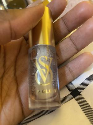 Janiah's photo of the New Look, Same Formula! Lip Glow Sheer Lip Oil. Photo 1 of 1. Bild-Bewertung geteilt von Janiah