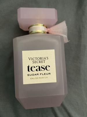 Emily's photo of the Tease Sugar Fleur Eau de Parfum - 3,40 oz. Photo 1 of 1. Bild-Bewertung geteilt von Emily