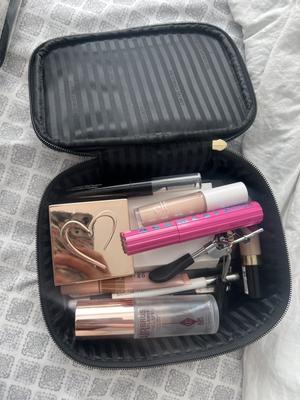 新品★Victoria’s Secret★化粧ポーチ・4つセット・ブラックキルト メイクポーチ 4点セット、ブラックVキルトを購入する - Cosmetic