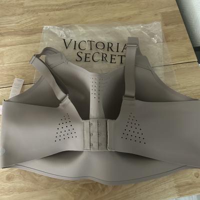 Victoria's Secret Sports Bra 32B Size 32 B - $10 - From Kayelynn