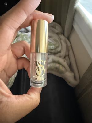 Isis's photo of the New Look, Same Formula! Lip Glow Sheer Lip Oil. Photo 1 of 1. Bild-Bewertung geteilt von Isis