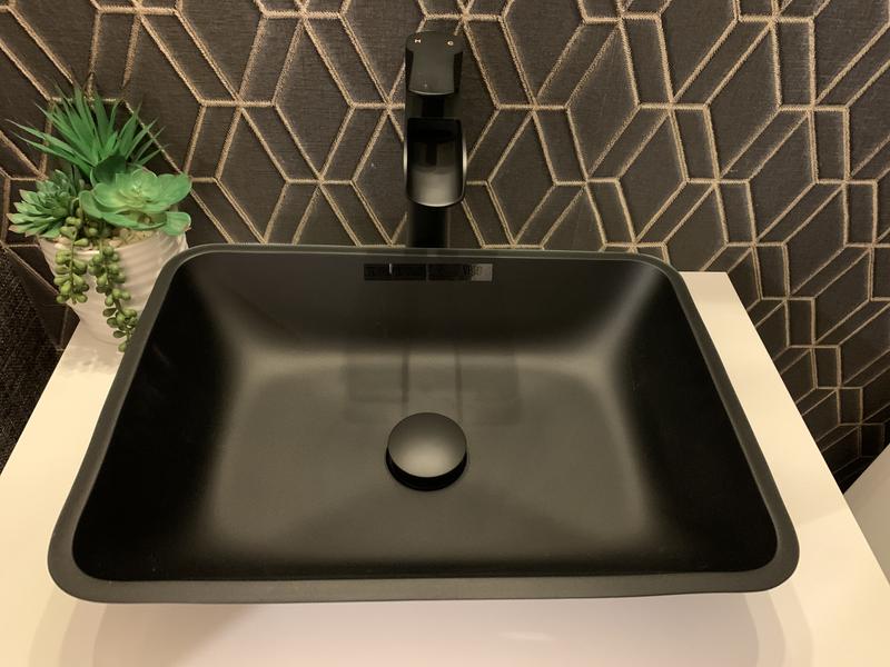 Lavabo de salle de bains noir mat Sottile de VIGO, robinet noir mat, 18,13  po VGT1428