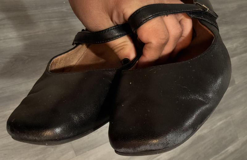 Customer photo for "Comfortable but poor quality"