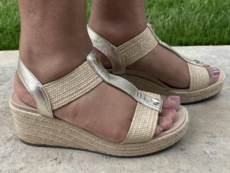 Adds inches to my (petite) height without the strain of high heels