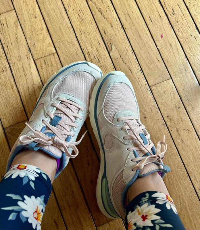 Love the flat laces because they stayed tied. My new fav walking shoes!