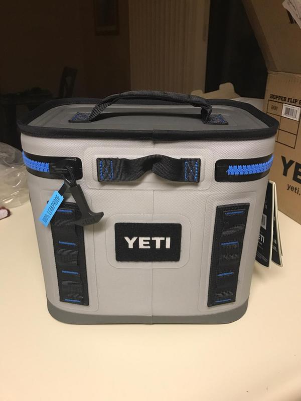 Yeti 18010130003 Hopper Flip 8 Soft Cooler - Navy 