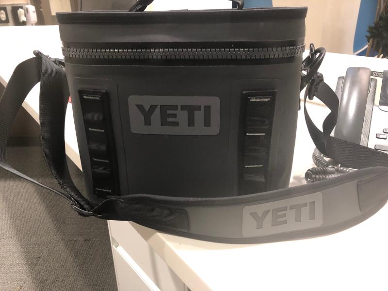 Yeti 18010130003 Hopper Flip 8 Soft Cooler - Navy 