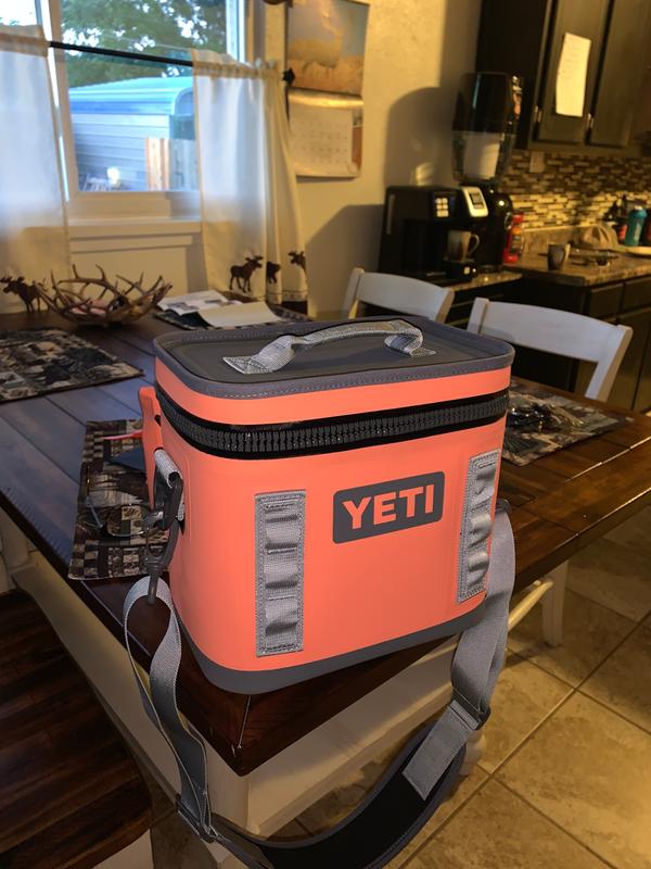 Yeti 18010130003 Hopper Flip 8 Soft Cooler - Navy 