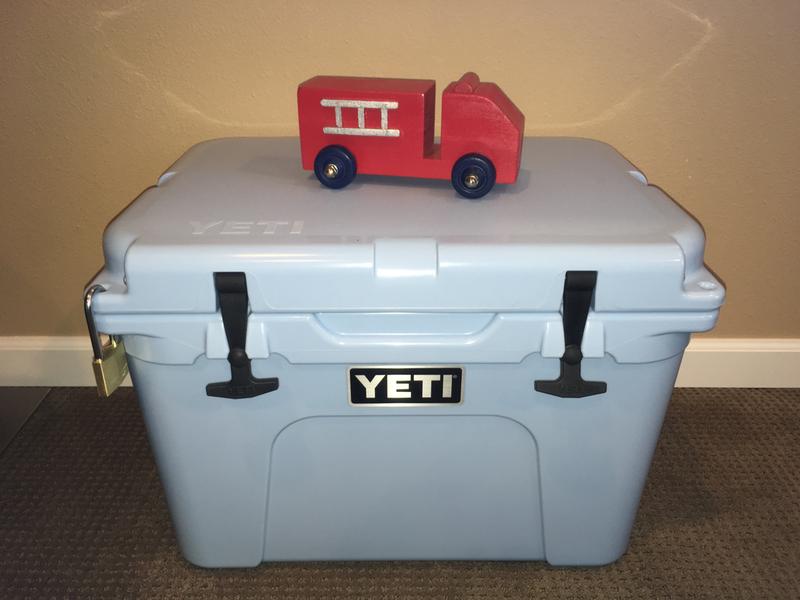 LIMITED EDITION Reef Blue Yeti Roadie 20 Cooler with 4 lb. Yeti