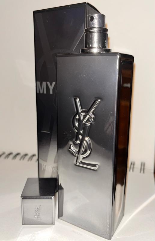 洋書 Yves Saint Laurent The UniverseofFashion INDULGE IN COUTURE SATIN LIP WEAR WITH THE NEW ROUGE PUR