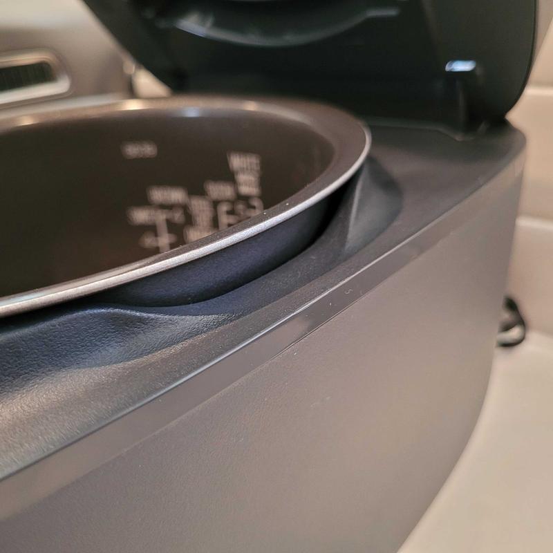 A cut out space on the sides to remove the bowl.