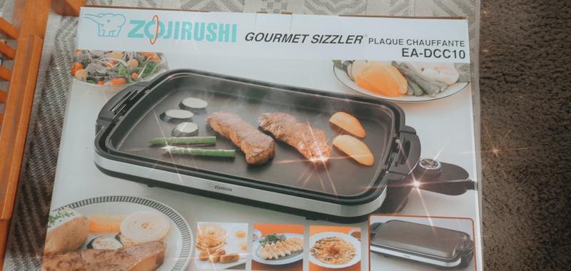 Zojirushi EA-DCC10 Gourmet Sizzler Electric Griddle with 12-Piece Knife Set