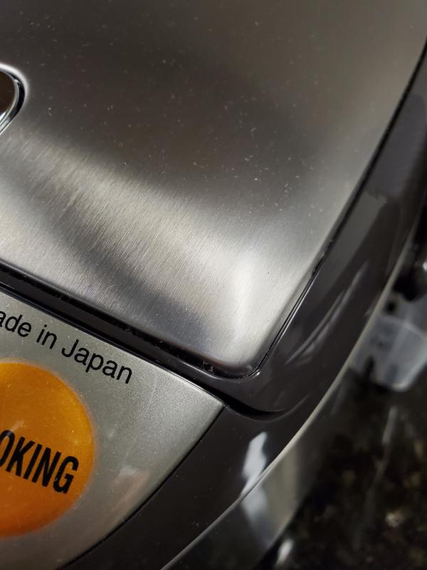 Imperfect trims between left and right of the rice cooker top