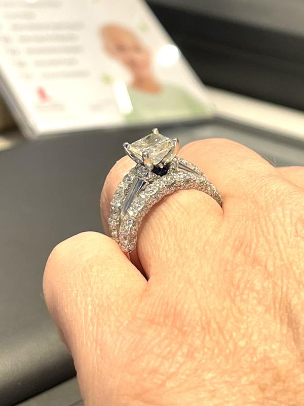Vera Wang Love Collection 1-1/5 CT. T.W. Diamond Band in 14K Vera Wang Love Collection 1-1/5 CT. T.W. Diamond Band in 14K