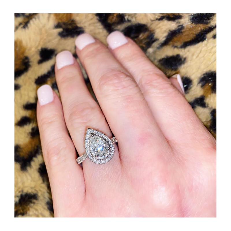 Vera wang pear hot sale shaped diamond ring