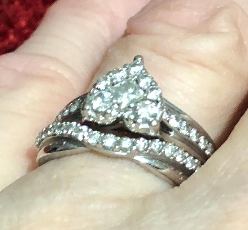 1/4 CT. T.W. Diamond Twist Contour Band in 14K White Gold