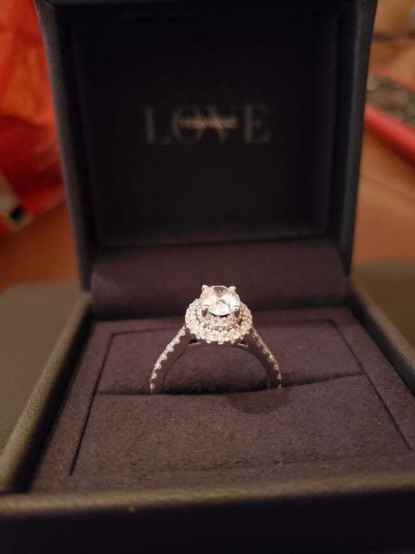 Vera wang oval halo deals engagement ring