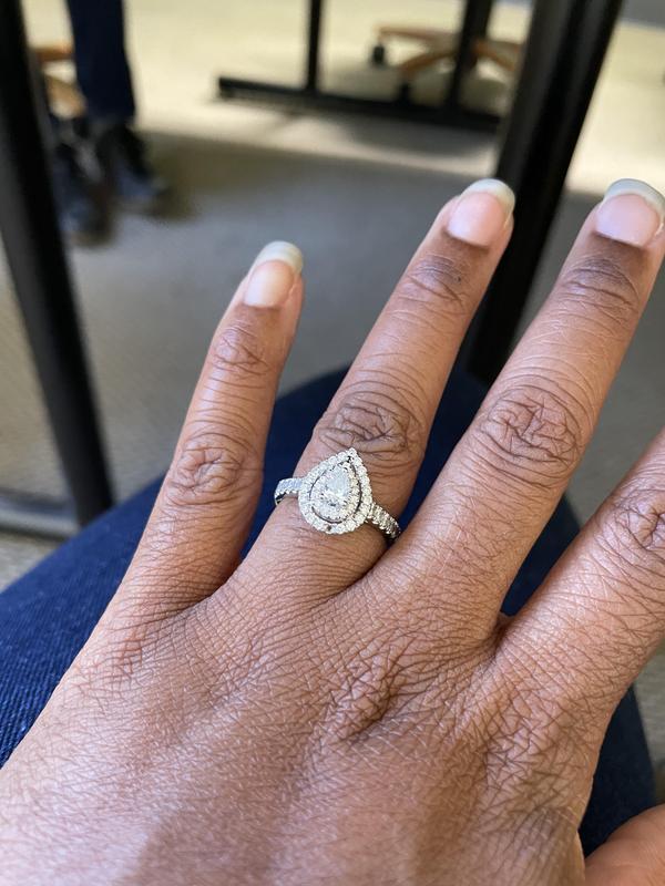 Pear-Shaped Diamond Engagement Rings