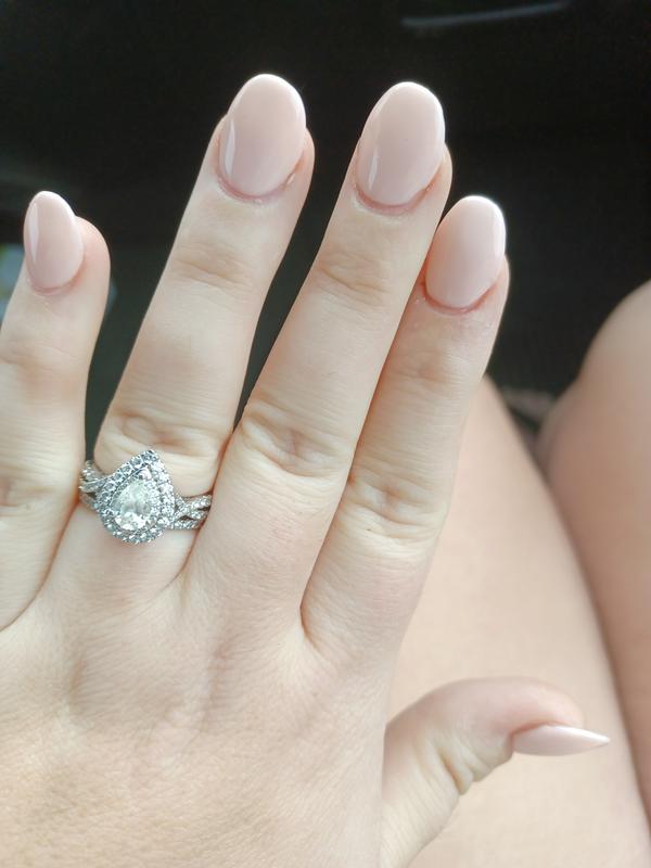 Vera wang pear shaped deals engagement ring