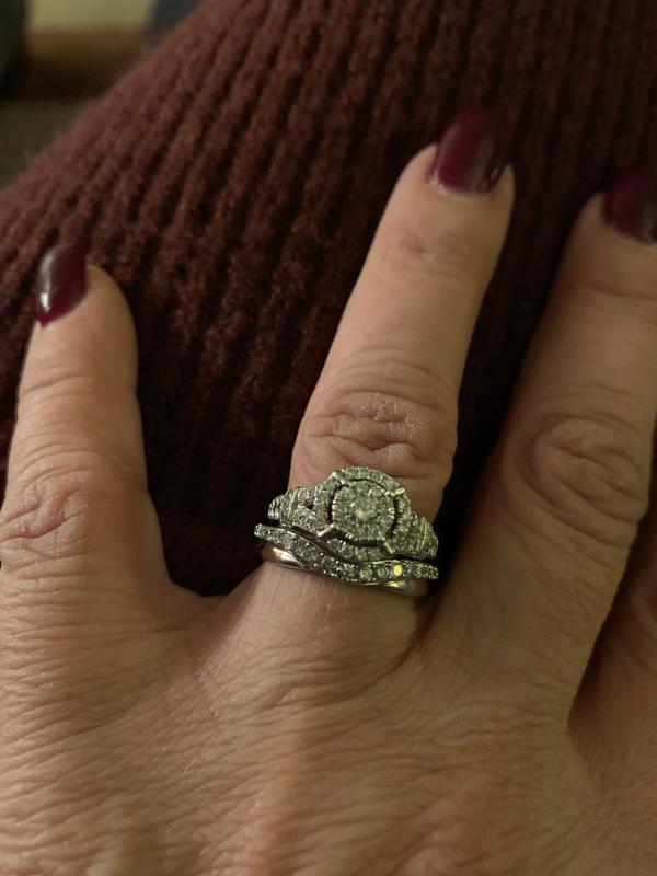 1/4 CT. T.W. Diamond Twist Contour Band in 14K White Gold