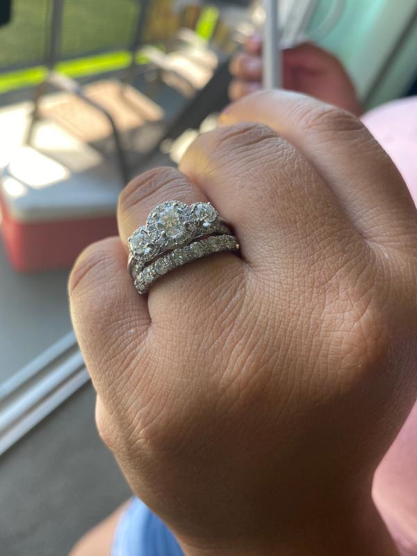 Vera Wang Love Collection 1-1/5 CT. T.W. Diamond Band in 14K Vera Wang Love Collection 1-1/5 CT. T.W. Diamond Band in 14K