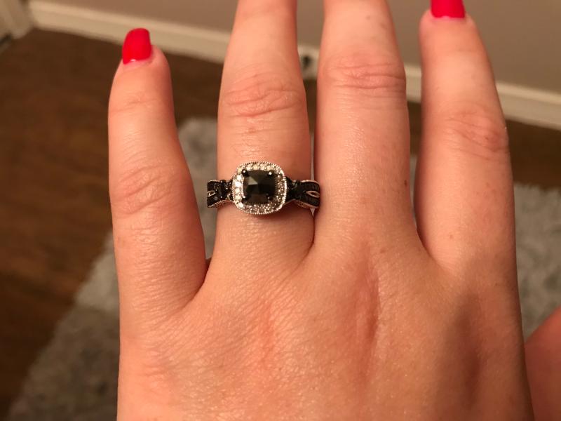 ウェディング　ダイヤモンド 1-1/2 CT. T.W. Cushion-Shaped Black and White Diamond Square Frame