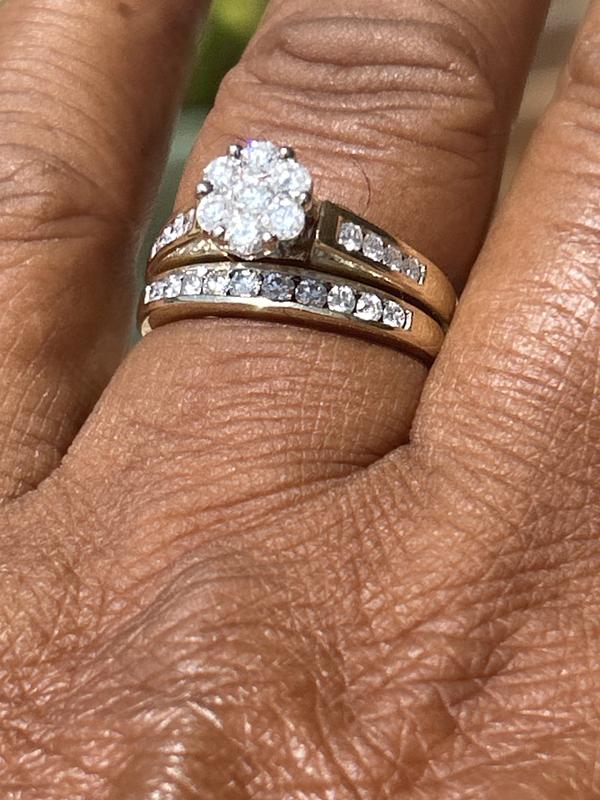 1 CT. T.W. Multi-Diamond Flower Bridal Set in 10K Gold | Zales