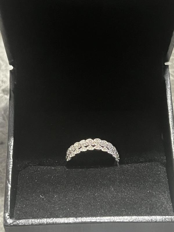 1/15 CT. T.W. Diamond Scallop Edge Triple Row Stackable